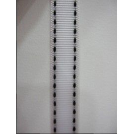 Cinta marrón con pespunte...