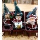 Trineo con figura y árbol nevado