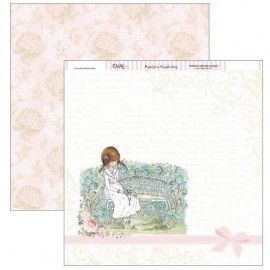 Papel Scrapbooking. SCP-294 Comunión 2019 Dayka. Niña pelo castaño sentada en un banco en un jardín, sobre fondo de escritura